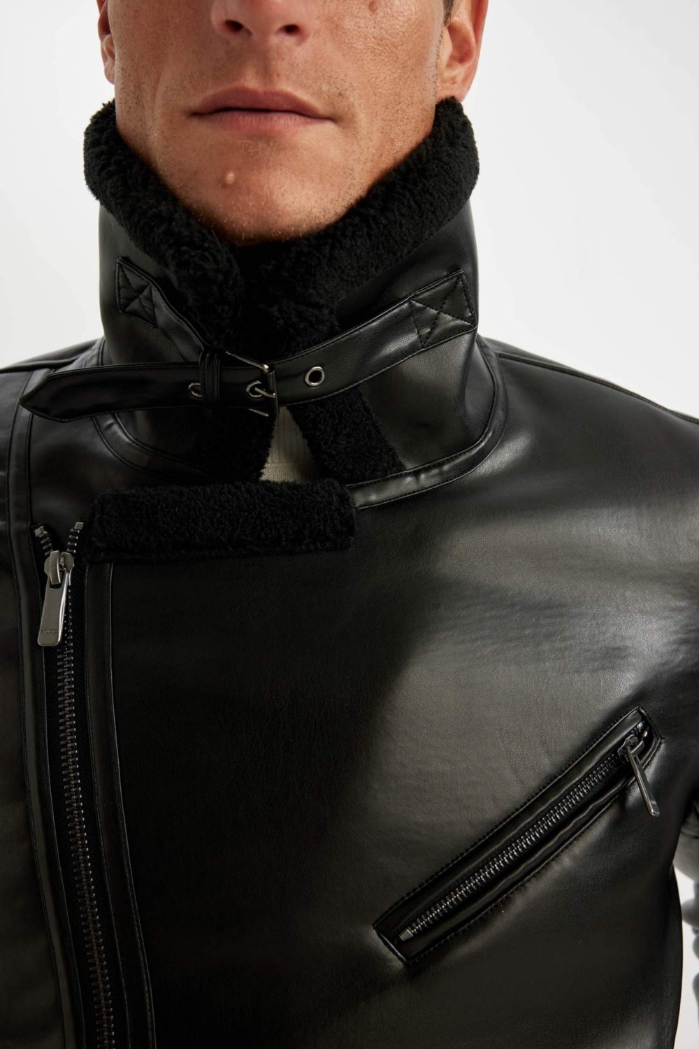 DeFacto Su İtici Slim Fit Dar Kesim Astarlı Fermuarlı Cepli Kürk Yakalı Suni Deri Ceket Mont A4392AX24WN görsel 6