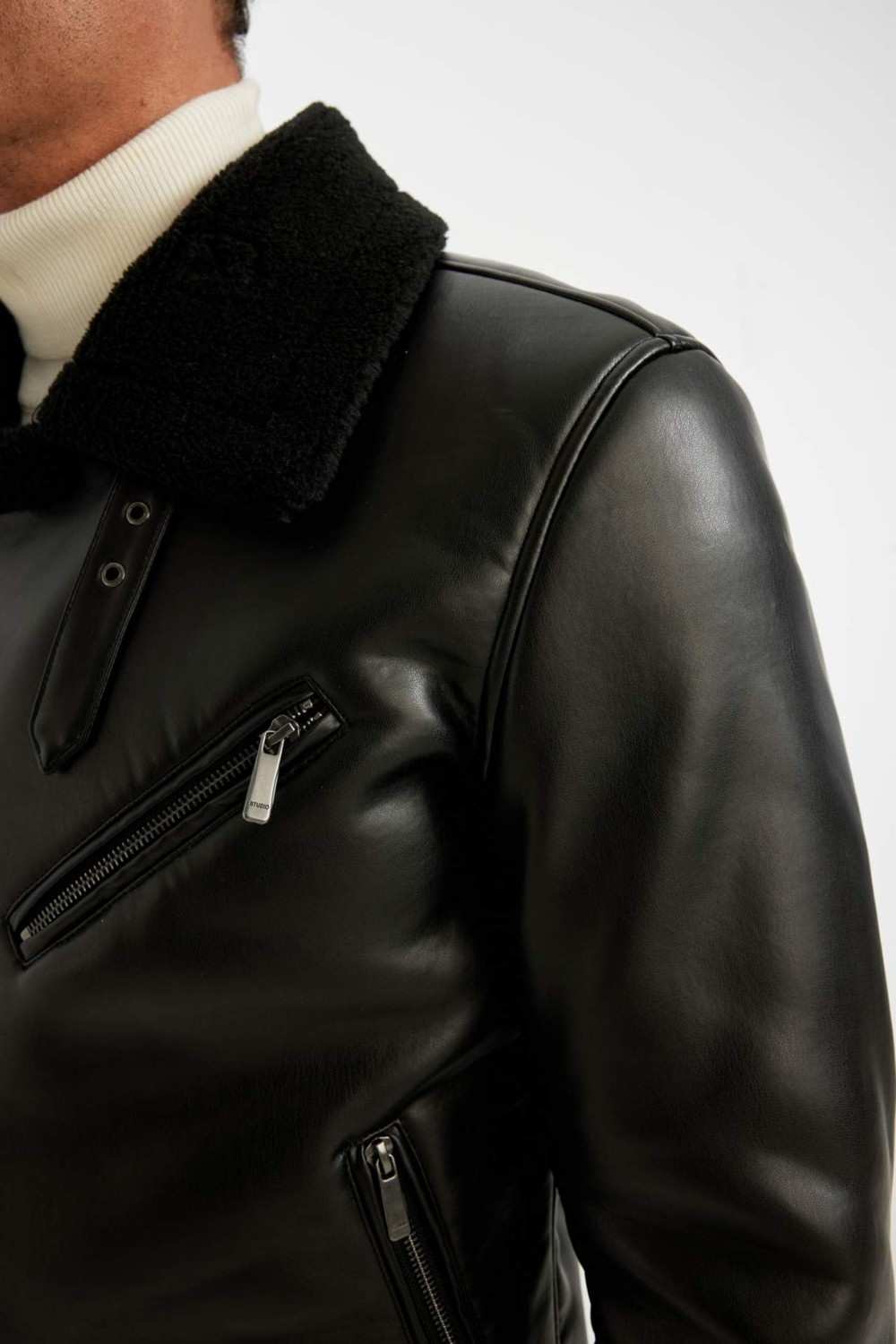 DeFacto Su İtici Slim Fit Dar Kesim Astarlı Fermuarlı Cepli Kürk Yakalı Suni Deri Ceket Mont A4392AX24WN görsel 7