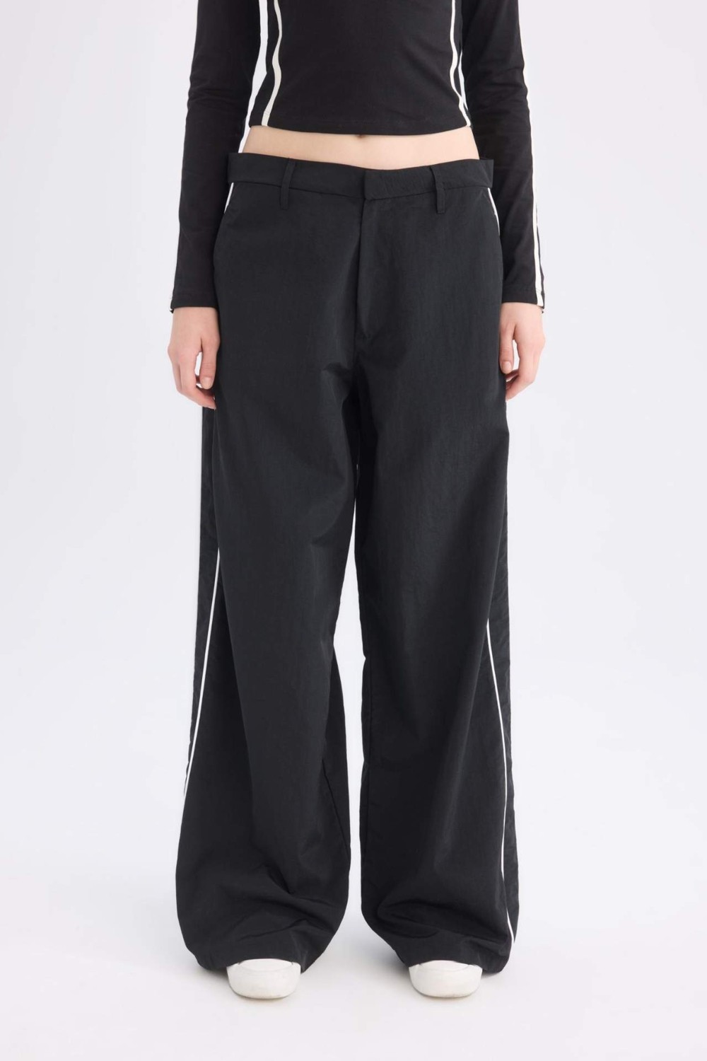 DeFacto Wide Leg Geniş Bol Paça Cepli Şerit Detaylı Normal Bel Pantolon D4404AX24AU