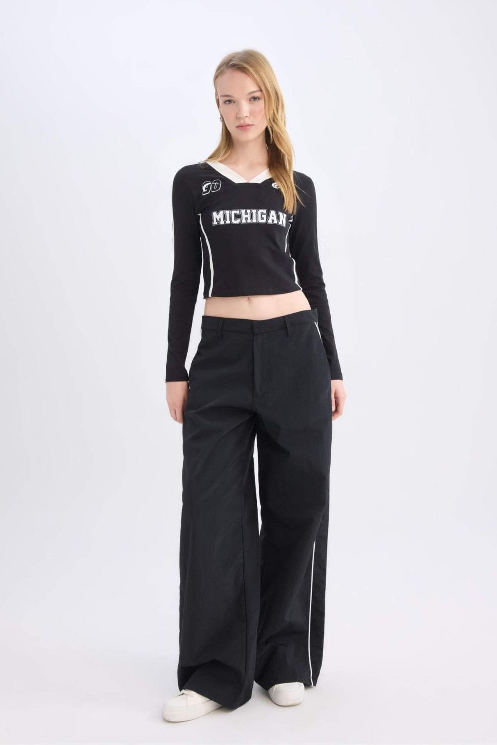 DeFacto Wide Leg Geniş Bol Paça Cepli Şerit Detaylı Normal Bel Pantolon D4404AX24AU görsel 3