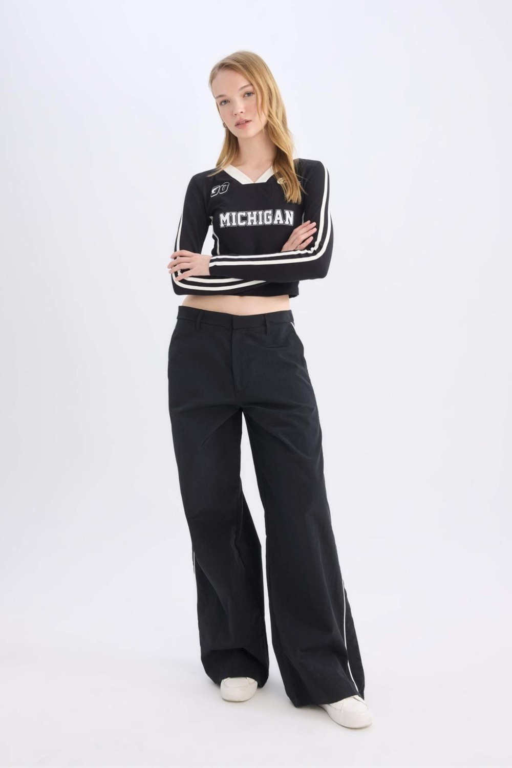 DeFacto Wide Leg Geniş Bol Paça Cepli Şerit Detaylı Normal Bel Pantolon D4404AX24AU görsel 4