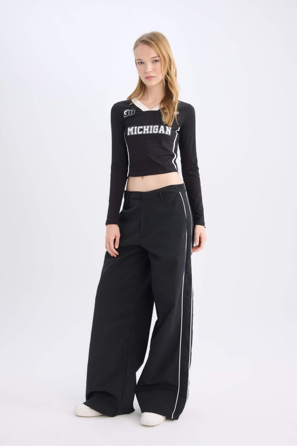 DeFacto Wide Leg Geniş Bol Paça Cepli Şerit Detaylı Normal Bel Pantolon D4404AX24AU görsel 5