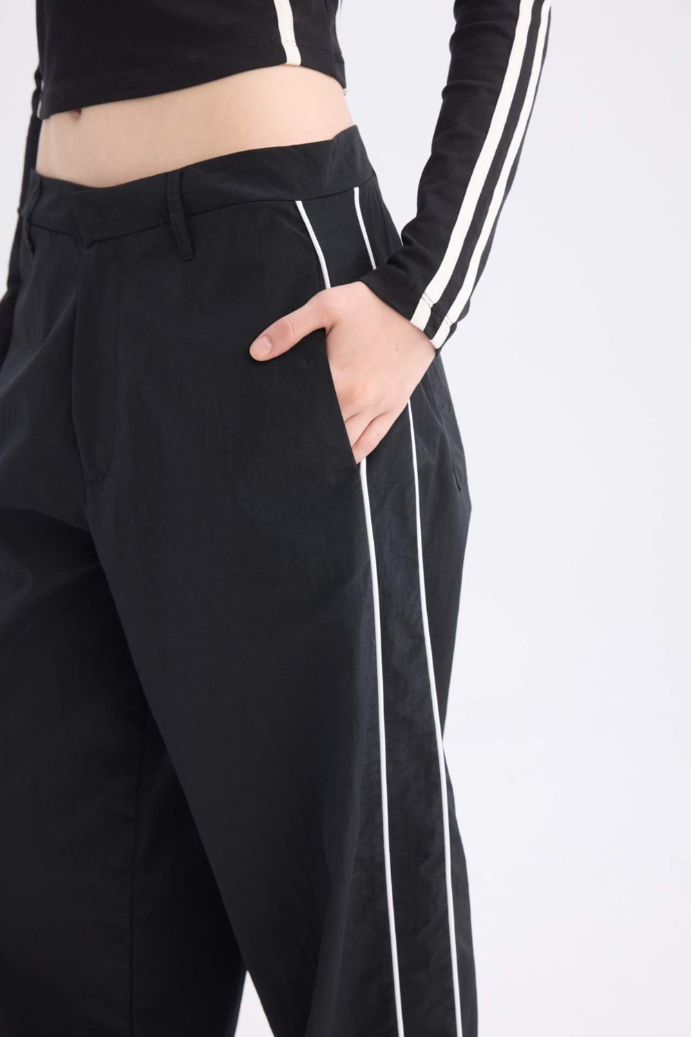 DeFacto Wide Leg Geniş Bol Paça Cepli Şerit Detaylı Normal Bel Pantolon D4404AX24AU görsel 6