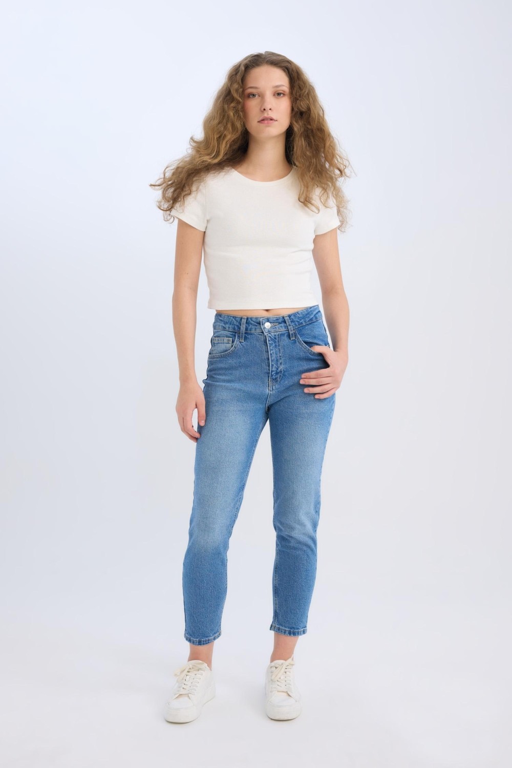 DeFacto Lina Comfort Mom Yüksek Bel Bilek Boy Jean Yıkamalı Pantolon E3439AXNS