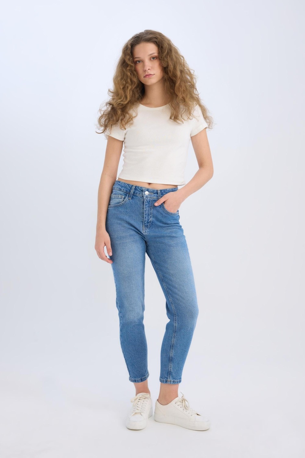 DeFacto Lina Comfort Mom Yüksek Bel Bilek Boy Jean Yıkamalı Pantolon E3439AXNS görsel 2
