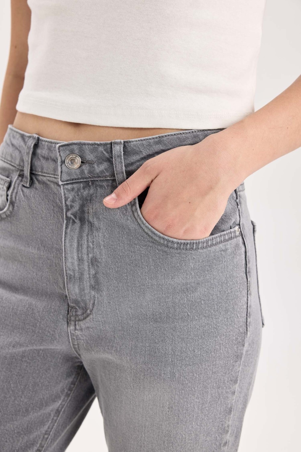 DeFacto Lina Comfort Mom Yüksek Bel Bilek Boy Jean Yıkamalı Pantolon E3438AXNS görsel 5