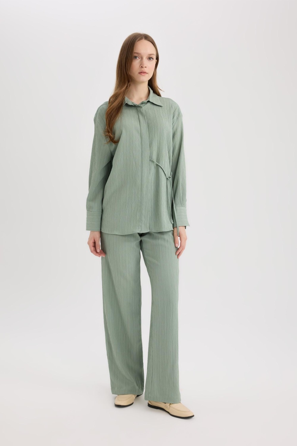 DeFacto Straight Fit Standart Paça Krinkıl Kumaş Pantolon D8680AX25SP