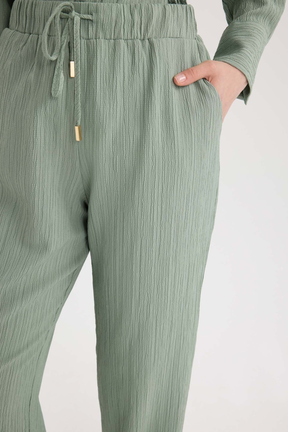 DeFacto Straight Fit Standart Paça Krinkıl Kumaş Pantolon D8680AX25SP görsel 4