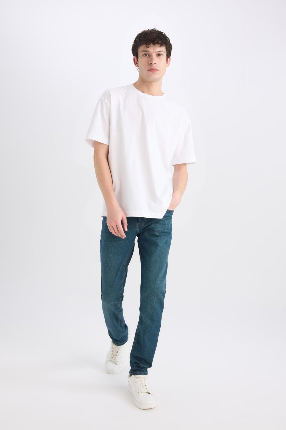DeFacto Pedro Slim Fit Dar Kalıp Normal Bel Dar Paça Jean Pantolon B0398AX25SP görsel 2