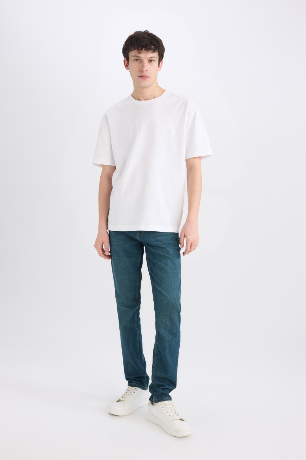 DeFacto Pedro Slim Fit Dar Kalıp Normal Bel Dar Paça Jean Pantolon B0398AX25SP görsel 3