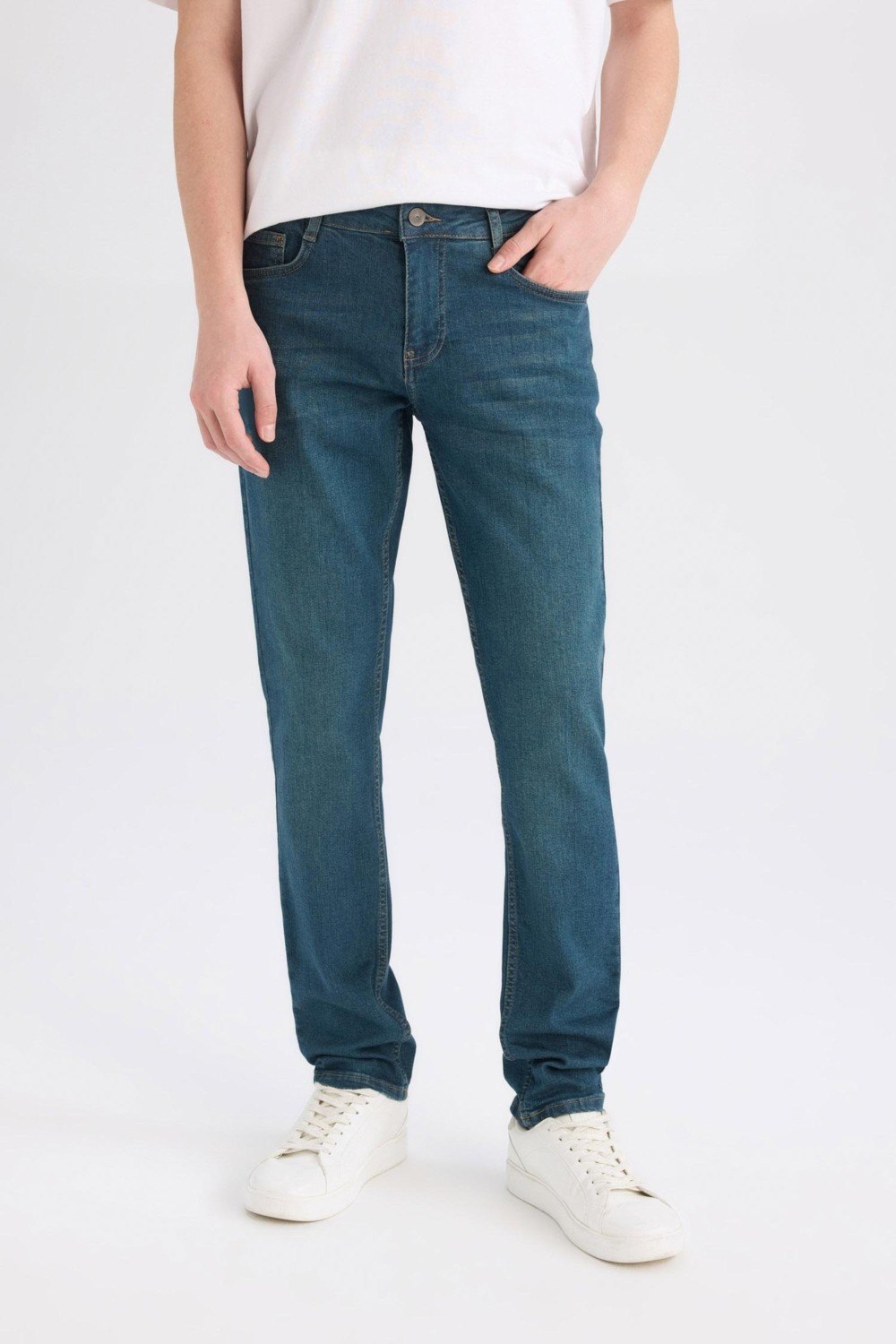 DeFacto Pedro Slim Fit Dar Kalıp Normal Bel Dar Paça Jean Pantolon B0398AX25SP görsel 4