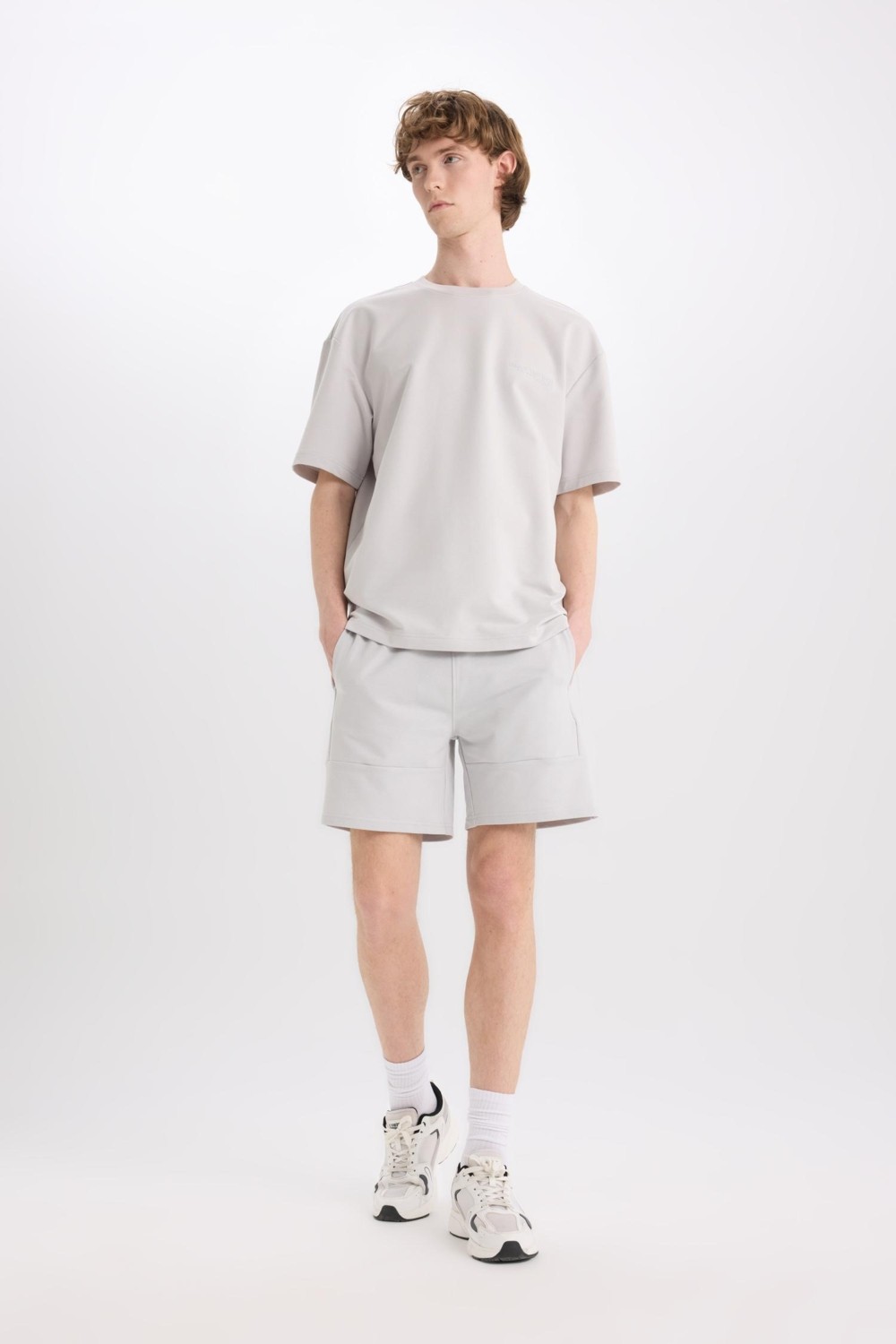 DeFacto Slim Fit Dar Paça Basic Şort B8674AX25SP