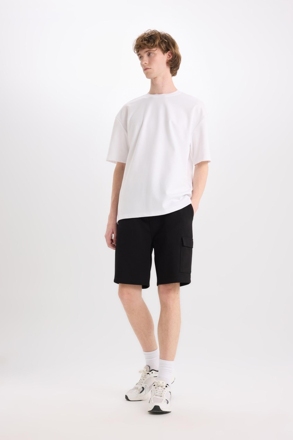 DeFacto Regular Fit Dokulu Düz Paça Kargo Cepli Basic Şort B8796AX25SM görsel 2