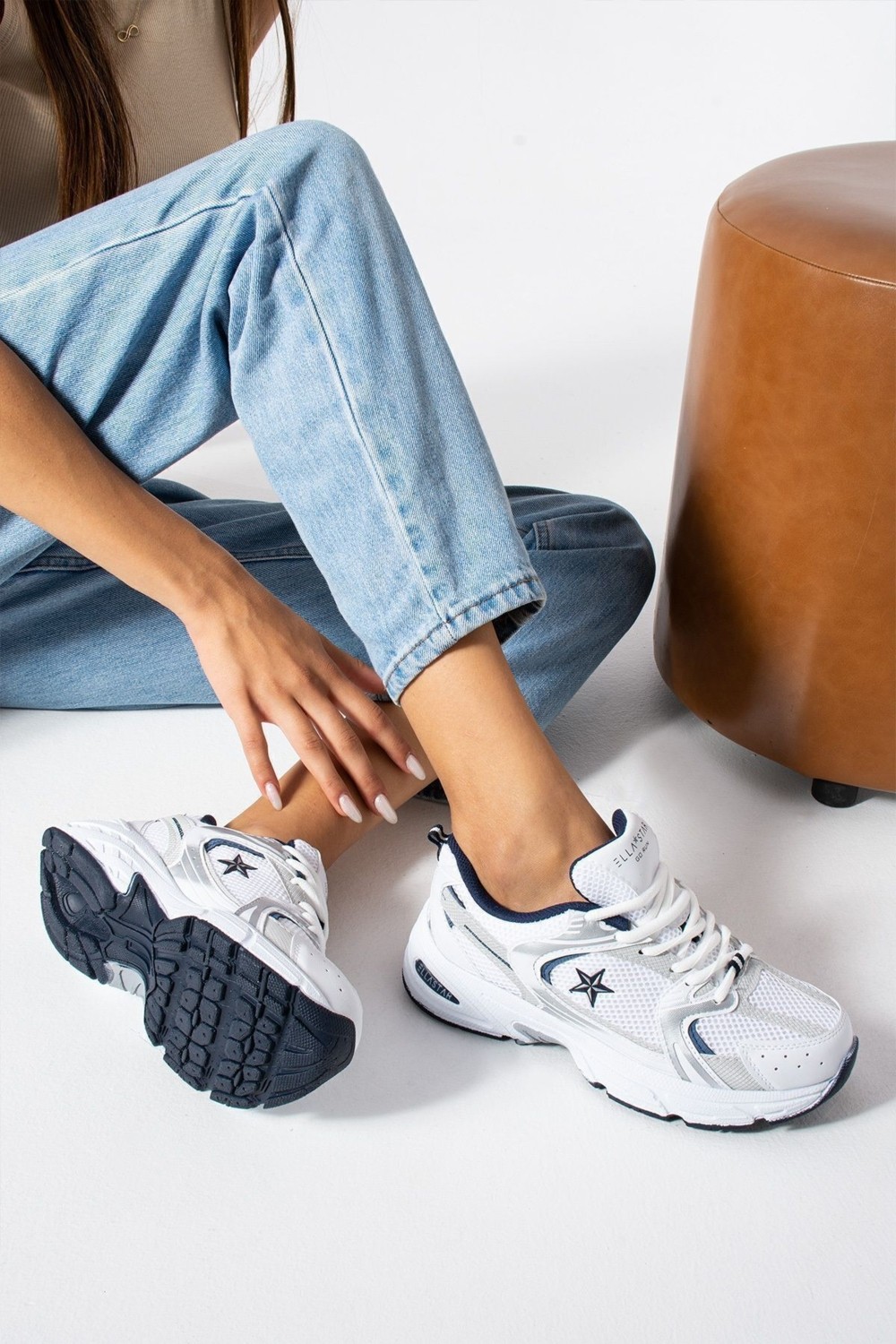 Ellastar 570 New Kadın Sneakers Spor Ayakkabı Düz Tabanlı Şıklık ve Konfor İçin Siyah Renk Seçeneği