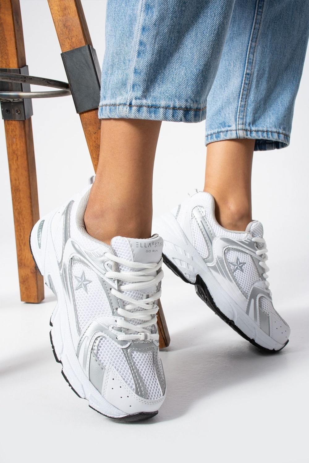 Ellastar 570 New Kadın Sneakers Spor Ayakkabı Düz Tabanlı Şıklık ve Konfor İçin Siyah Renk Seçeneği