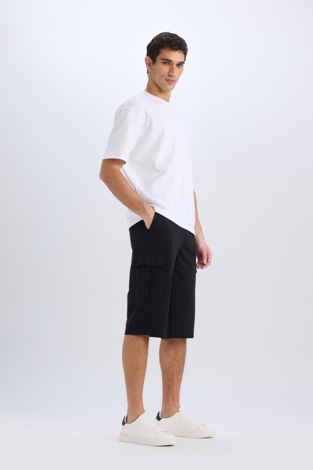 DeFacto Slim Fit Dar Kesim Kargo Cepli Basic Düz Kapri Şort T4693AZ25SM görsel 2