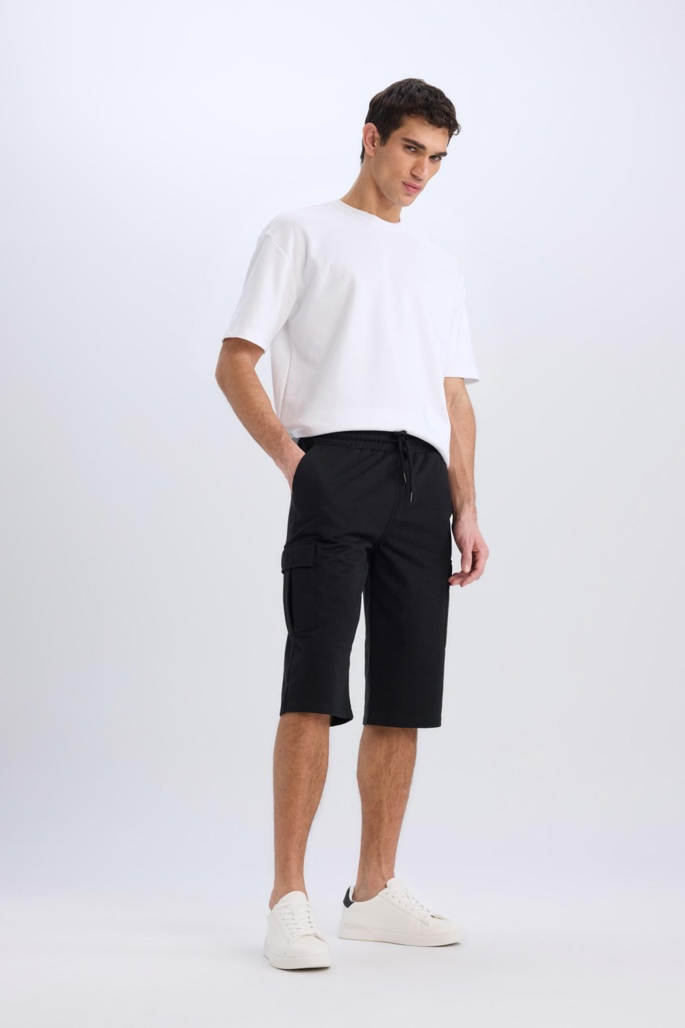 DeFacto Slim Fit Dar Kesim Kargo Cepli Basic Düz Kapri Şort T4693AZ25SM görsel 3