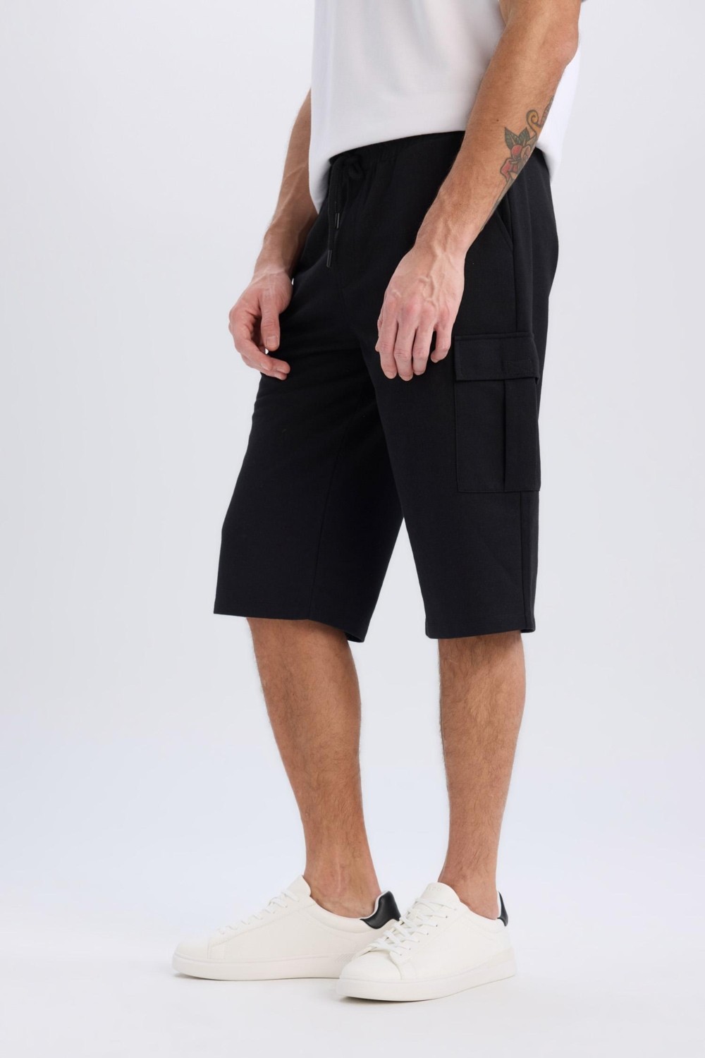 DeFacto Slim Fit Dar Kesim Kargo Cepli Basic Düz Kapri Şort T4693AZ25SM görsel 4