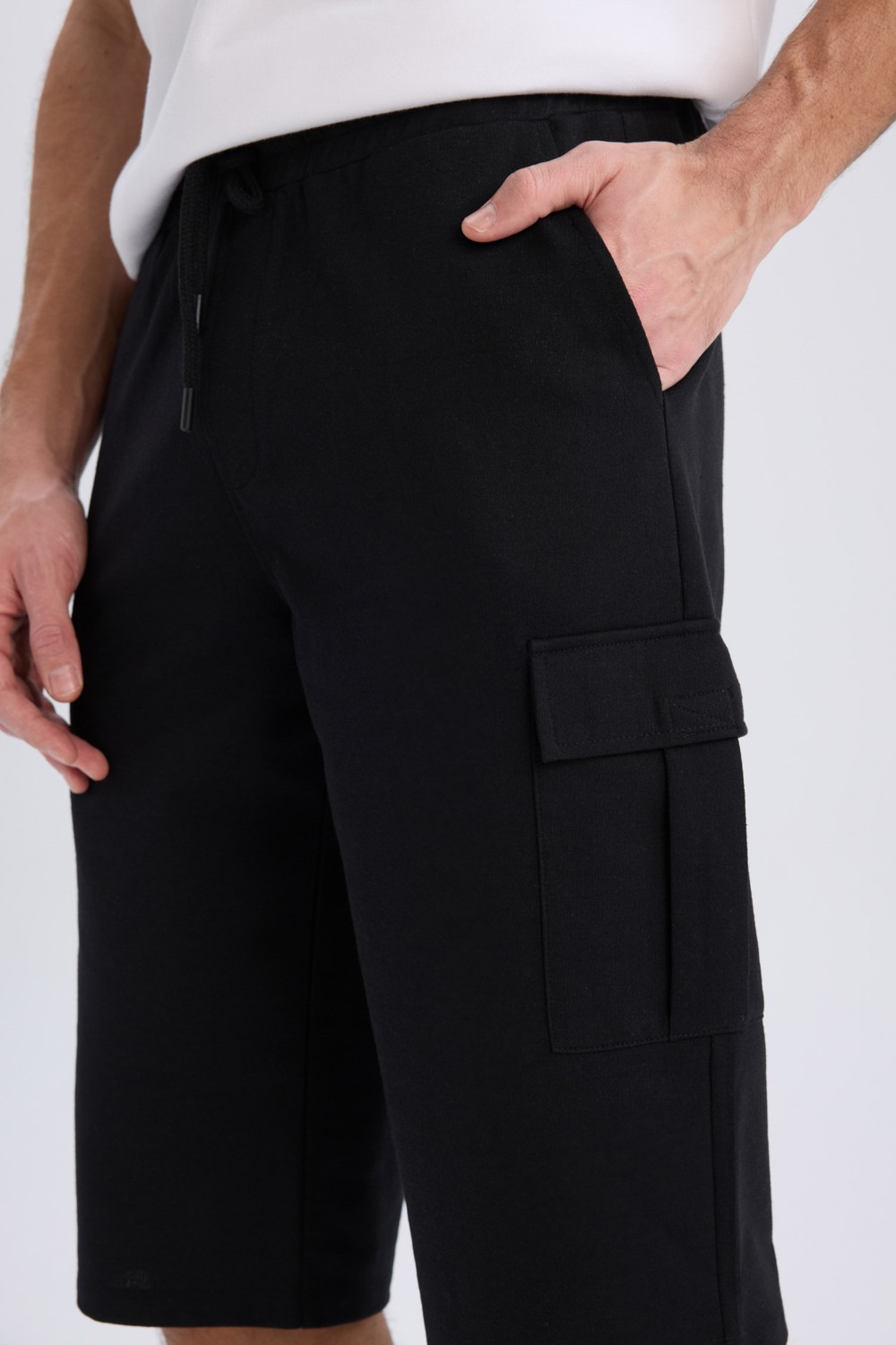DeFacto Slim Fit Dar Kesim Kargo Cepli Basic Düz Kapri Şort T4693AZ25SM görsel 5