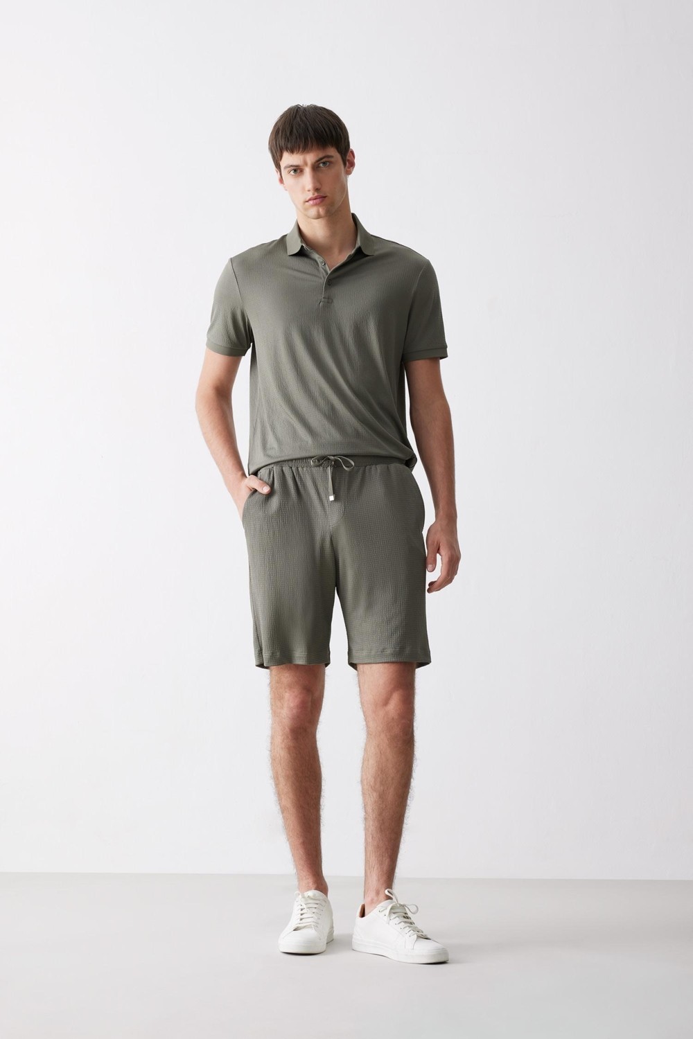 DeFacto Regular Fit Her Yöne Esneyen Krinkıl Bermuda Şort E0980AX25SM