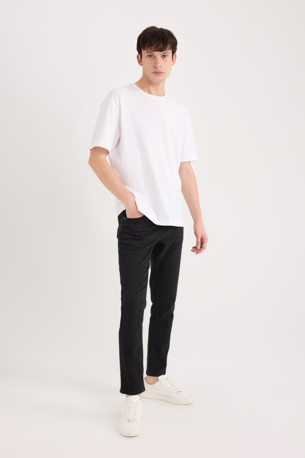DeFacto Carlo Skinny Fit Ekstra Dar Kalıp Normal Bel Ekstra Dar Paça Siyah Jean Pantolon S2285AZ24AU görsel 3
