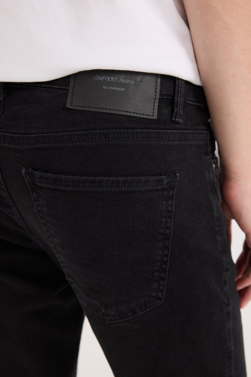 DeFacto Carlo Skinny Fit Ekstra Dar Kalıp Normal Bel Ekstra Dar Paça Siyah Jean Pantolon S2285AZ24AU görsel 6
