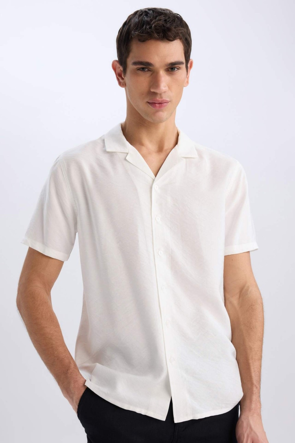 DeFacto Modern Fit Yazlık Polo Yaka Basic Düz Kısa Kollu Gömlek V8406AZ25SM