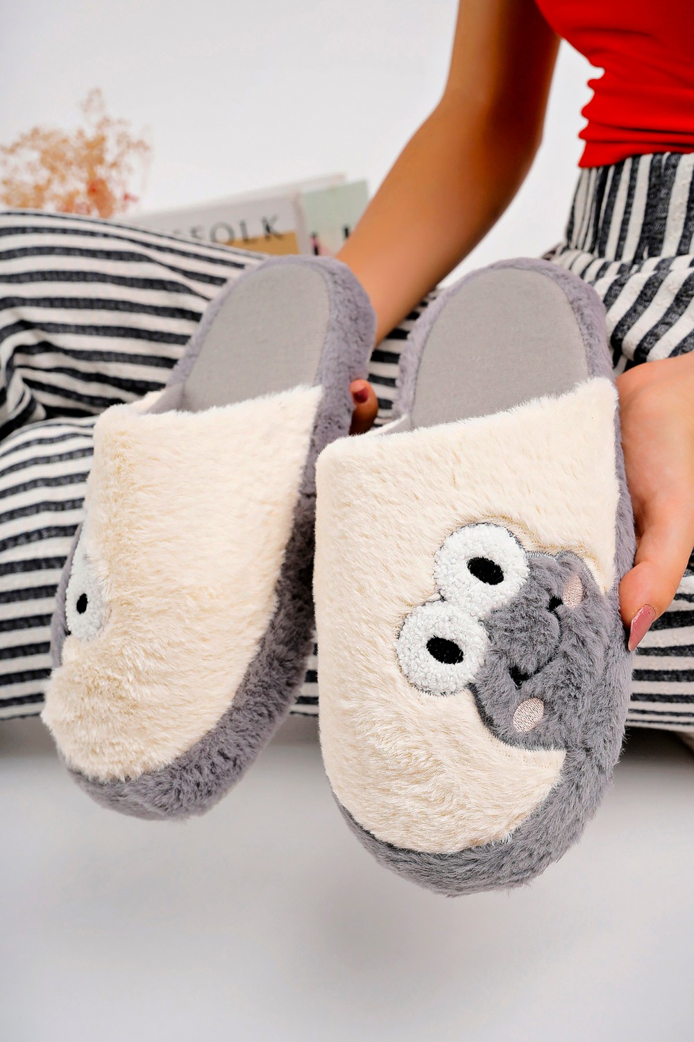 Nmoda Yeni Sezon Kadın Ev Terliği Peluş Terlik Çeyiz ve Bohça Terliği Ses Yapmaz Kalın Taban Kurbağa Fiğürlü görsel 3