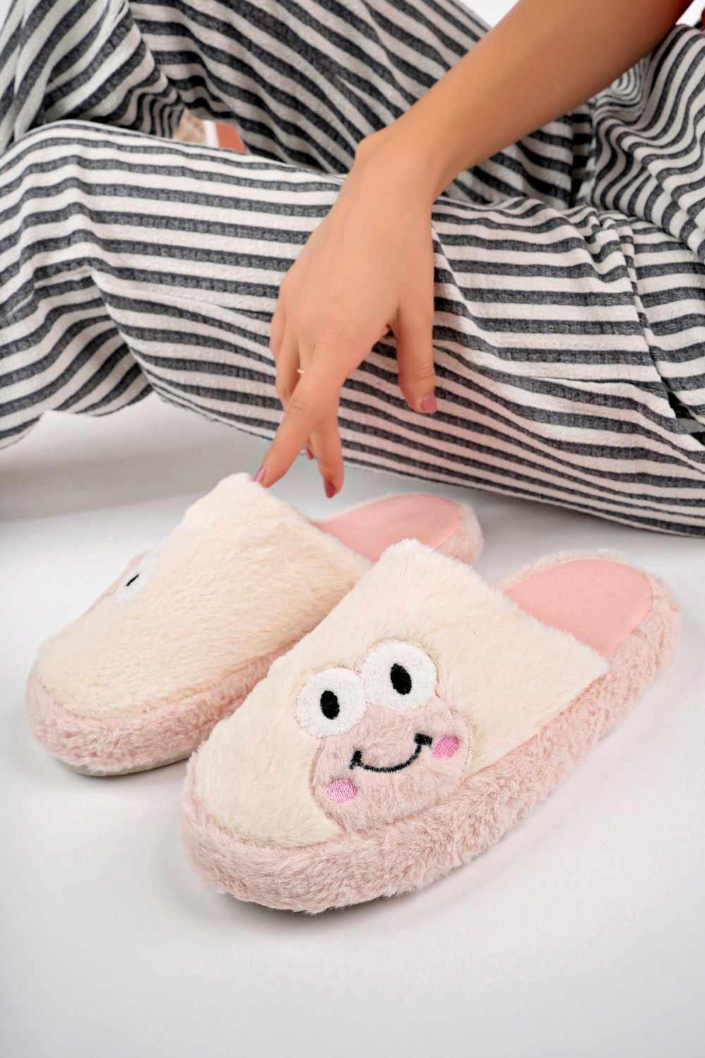 Nmoda Yeni Sezon Kadın Ev Terliği Peluş Terlik Çeyiz ve Bohça Terliği Ses Yapmaz Kalın Taban Kurbağa Fiğürlü görsel 6