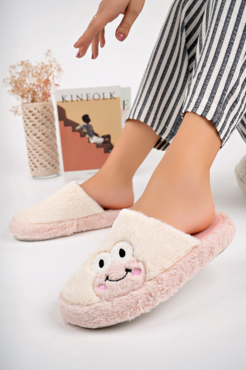 Nmoda Yeni Sezon Kadın Ev Terliği Peluş Terlik Çeyiz ve Bohça Terliği Ses Yapmaz Kalın Taban Kurbağa Fiğürlü görsel 7