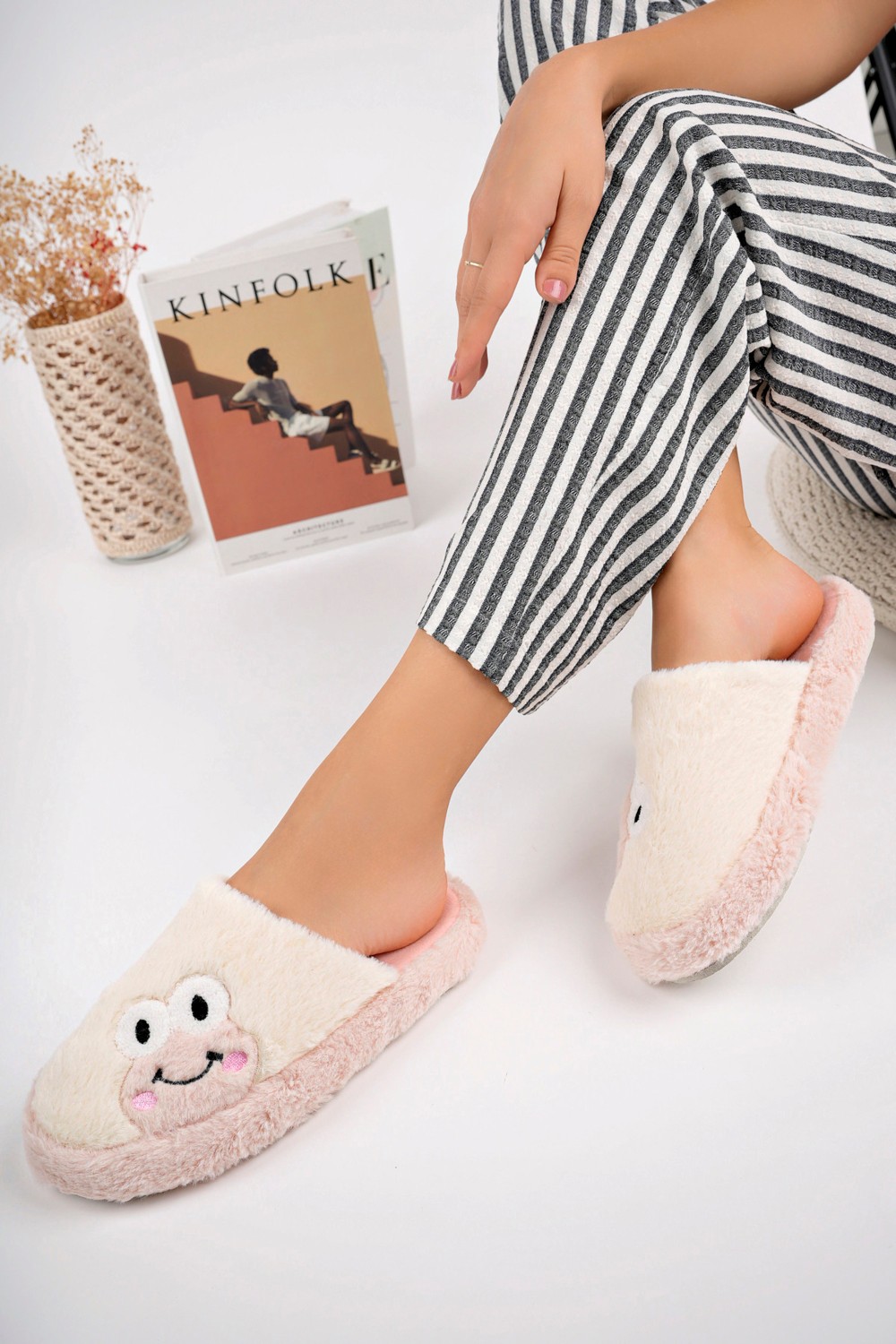 Nmoda Yeni Sezon Kadın Ev Terliği Peluş Terlik Çeyiz ve Bohça Terliği Ses Yapmaz Kalın Taban Kurbağa Fiğürlü görsel 8