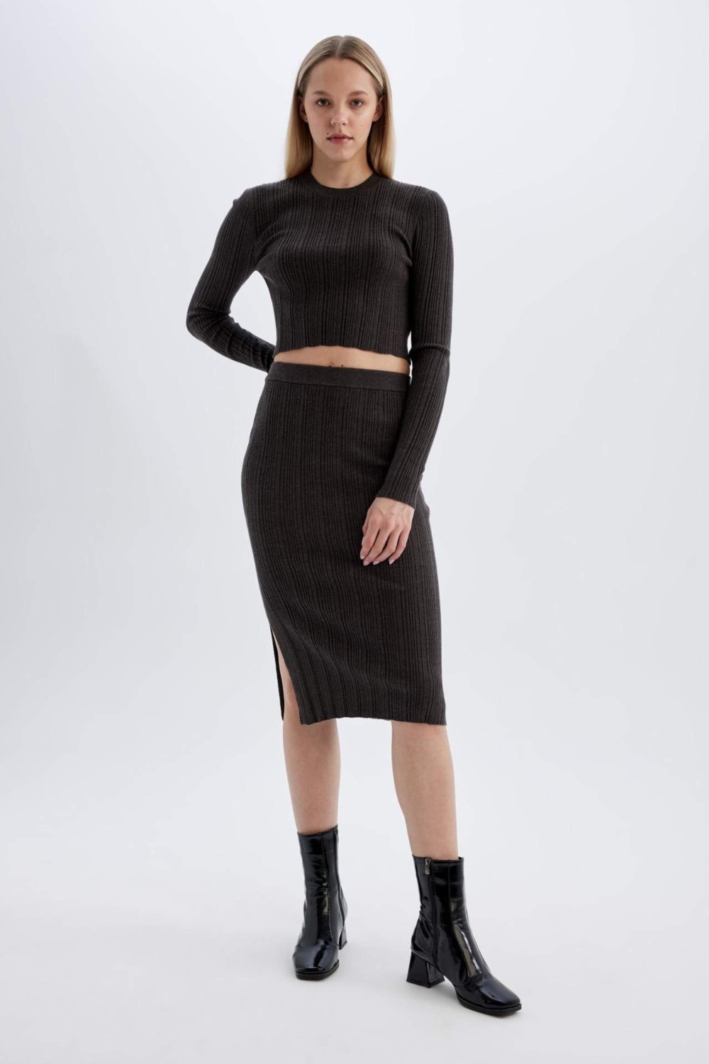 DeFacto Slim Fit Basic Yırtmaçlı Triko Midi Etek A2058AX24AU görsel 3
