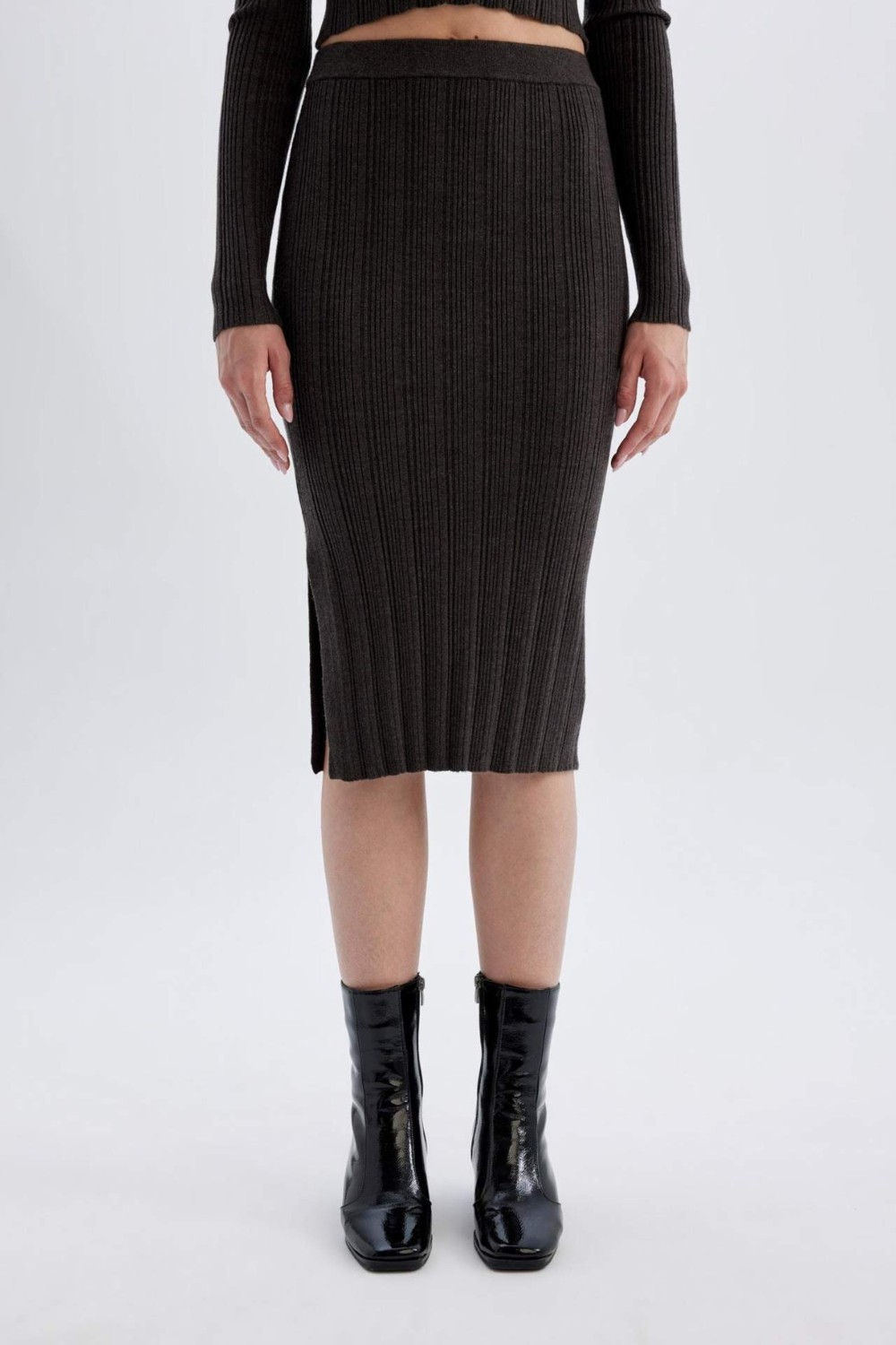 DeFacto Slim Fit Basic Yırtmaçlı Triko Midi Etek A2058AX24AU görsel 4