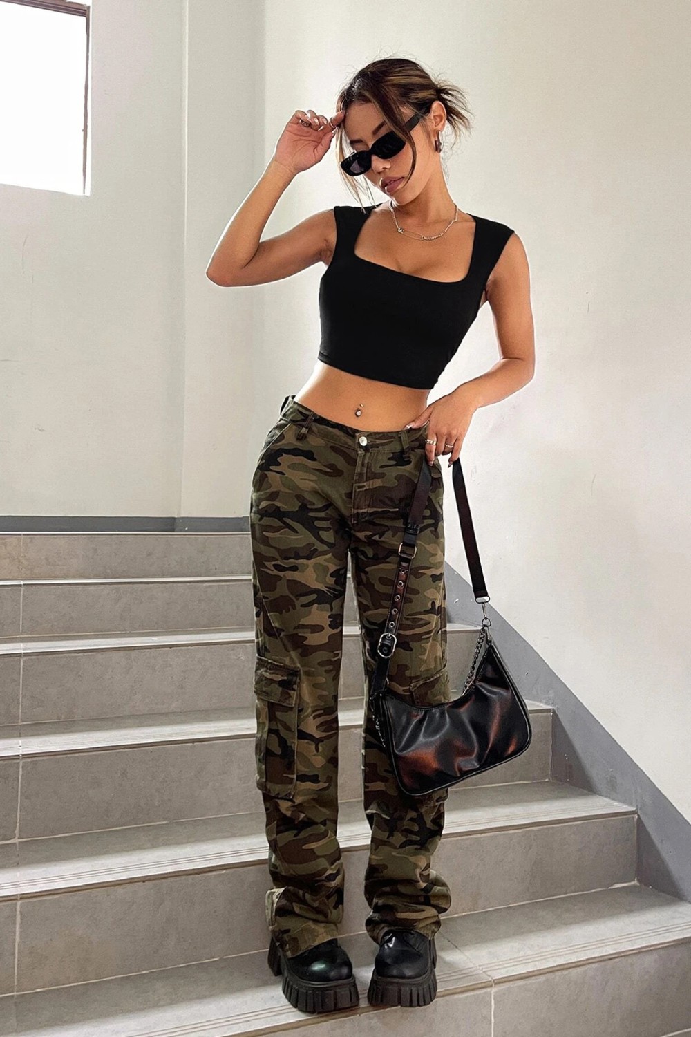 Doktordan Kadın Siyah Kare Yaka Kalınlaşan Omuz Detaylı Crop Top Bluz görsel 4