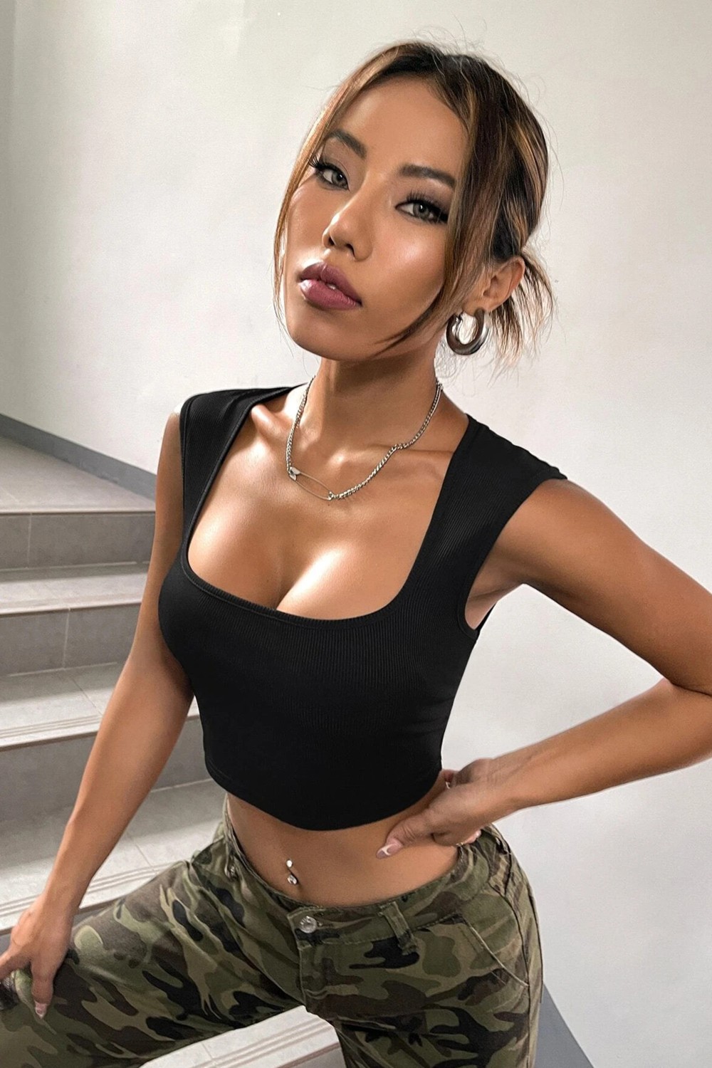 Doktordan Kadın Siyah Kare Yaka Kalınlaşan Omuz Detaylı Crop Top Bluz görsel 5