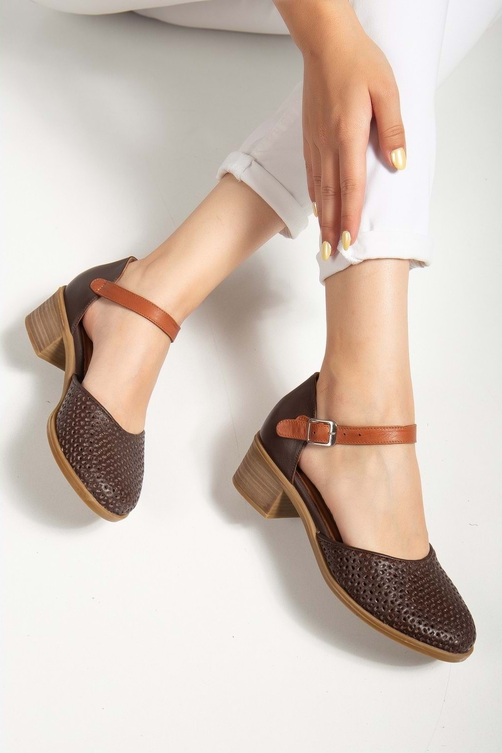 Analin Shoes Kadın Hakiki Deri Burnu Kapalı Delikli Sandalet - Gümüş görsel 5
