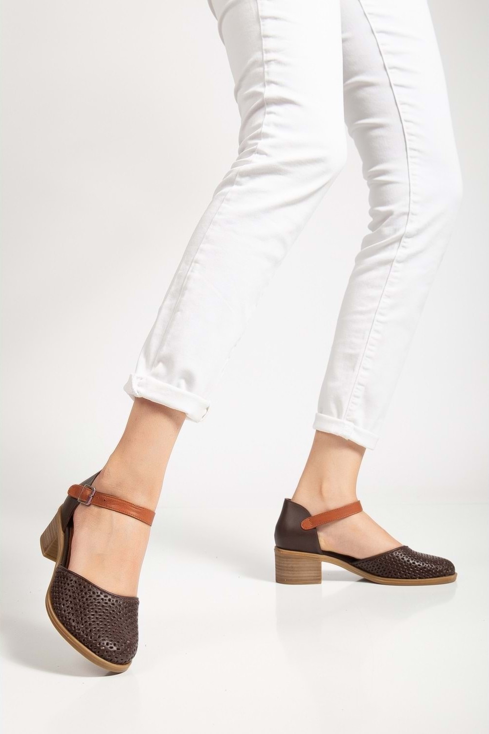 Analin Shoes Kadın Hakiki Deri Burnu Kapalı Delikli Sandalet - Gümüş görsel 6