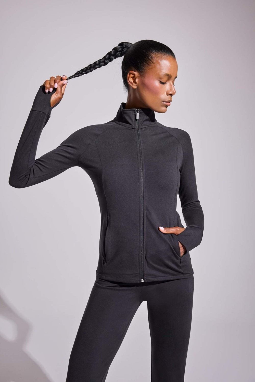 DeFacto Fitted Vücuda Oturan Ultra Soft Dik Yaka Çift Cepli Parmak Detaylı Fermuarlı Spor Hırka B3985AX25AU
