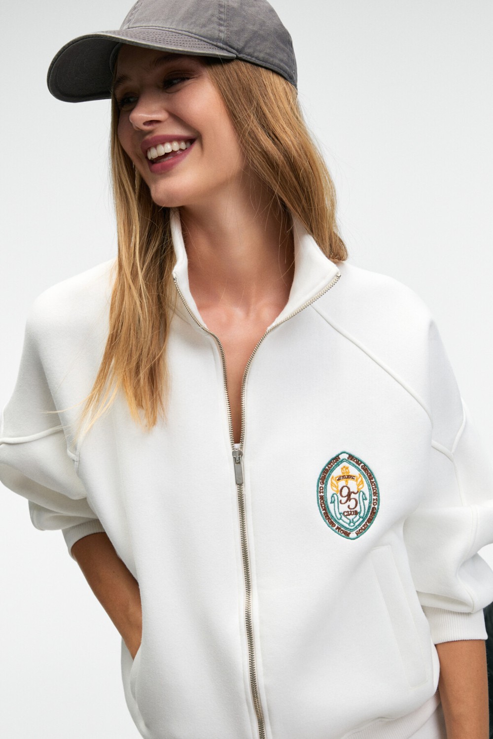 Grimelange TORMENTA Kadın Nakışlı Fermuarlı Dik Yaka Çift Cepli Reglan Kol Beyaz Sweatshirt görsel 2