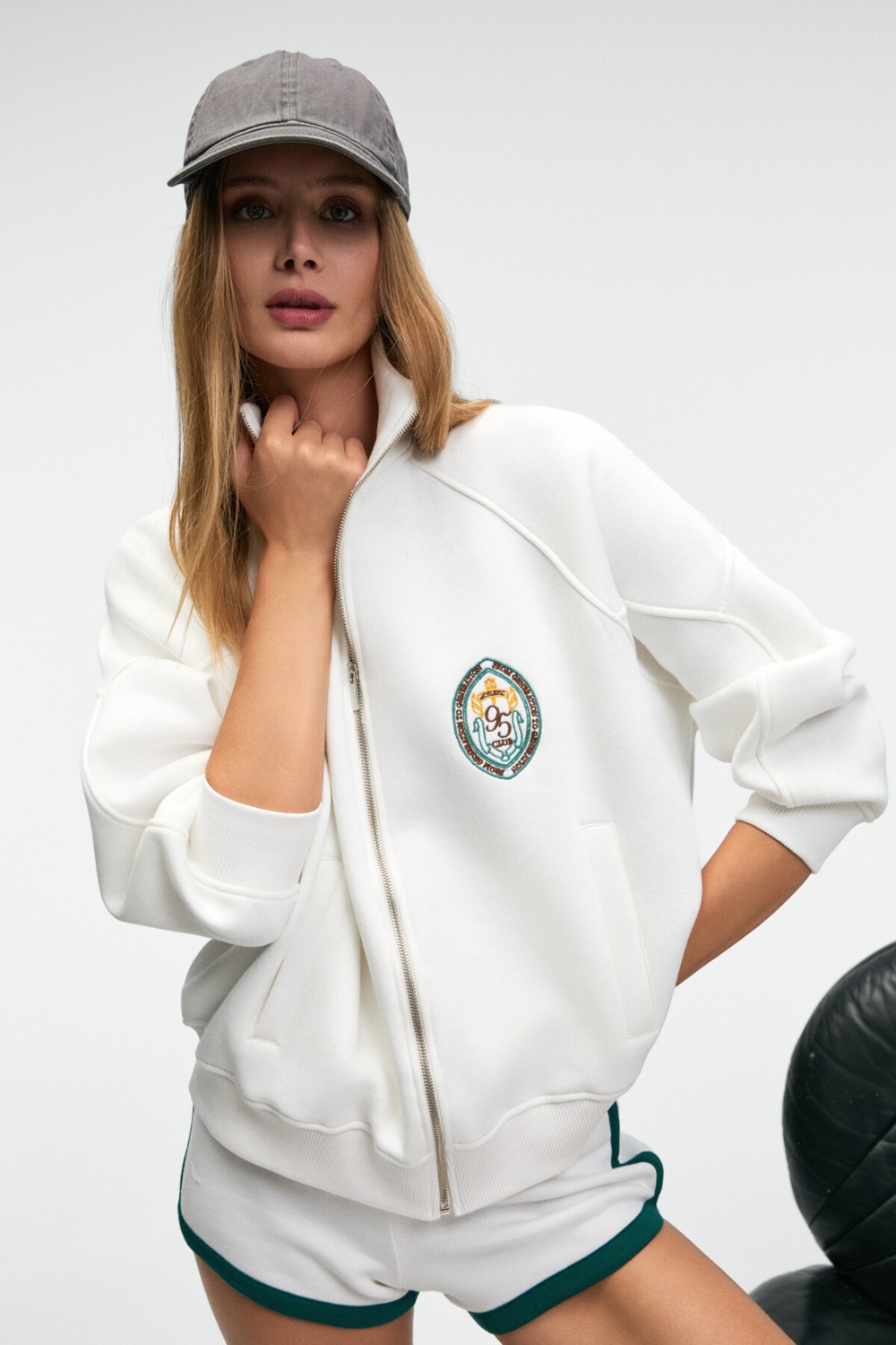 Grimelange TORMENTA Kadın Nakışlı Fermuarlı Dik Yaka Çift Cepli Reglan Kol Beyaz Sweatshirt görsel 3