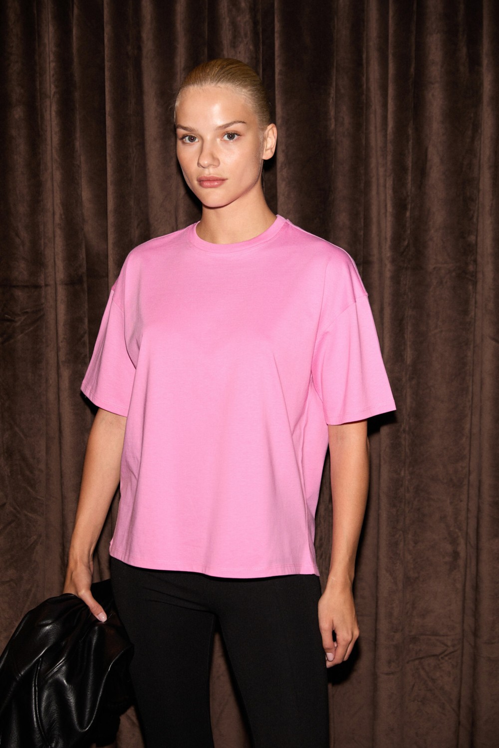 Grimelange Lagertha Kadın %100 Organik Pamuklu Kalın Dokulu Oversize Fit Yuvarlak Yakalı Siyah T-shirt