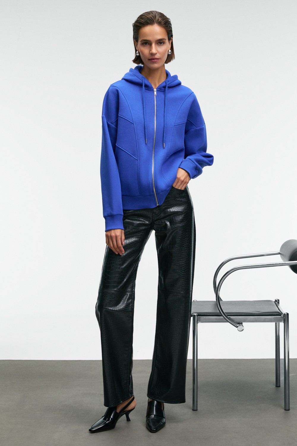 Grimelange VYSELLE Kadın Önü Kesikli Metal Fermuarlı Kapüşonlu Etiket Detaylı Oversize Siyah Sweatshirt görsel 8