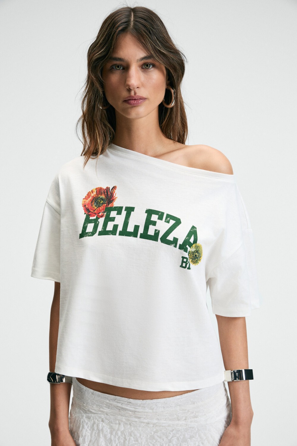 Grimelange QALY Kadın Kayık Yaka Tek Omuz Kısa Kol Ön Ve Arka Baskı Detaylı Relaxed Ekru T-Shirt görsel 2