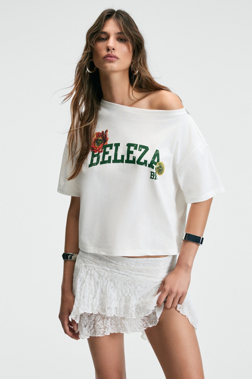 Grimelange QALY Kadın Kayık Yaka Tek Omuz Kısa Kol Ön Ve Arka Baskı Detaylı Relaxed Ekru T-Shirt görsel 3