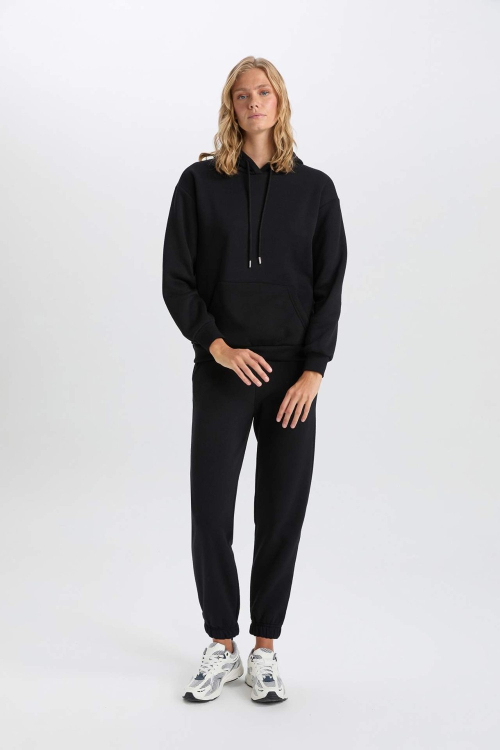 DeFacto Relax Fit Kapüşonlu Kanguru Cepli Kalın Basic Düz Siyah Sweatshirt W8071AZ24WN görsel 8