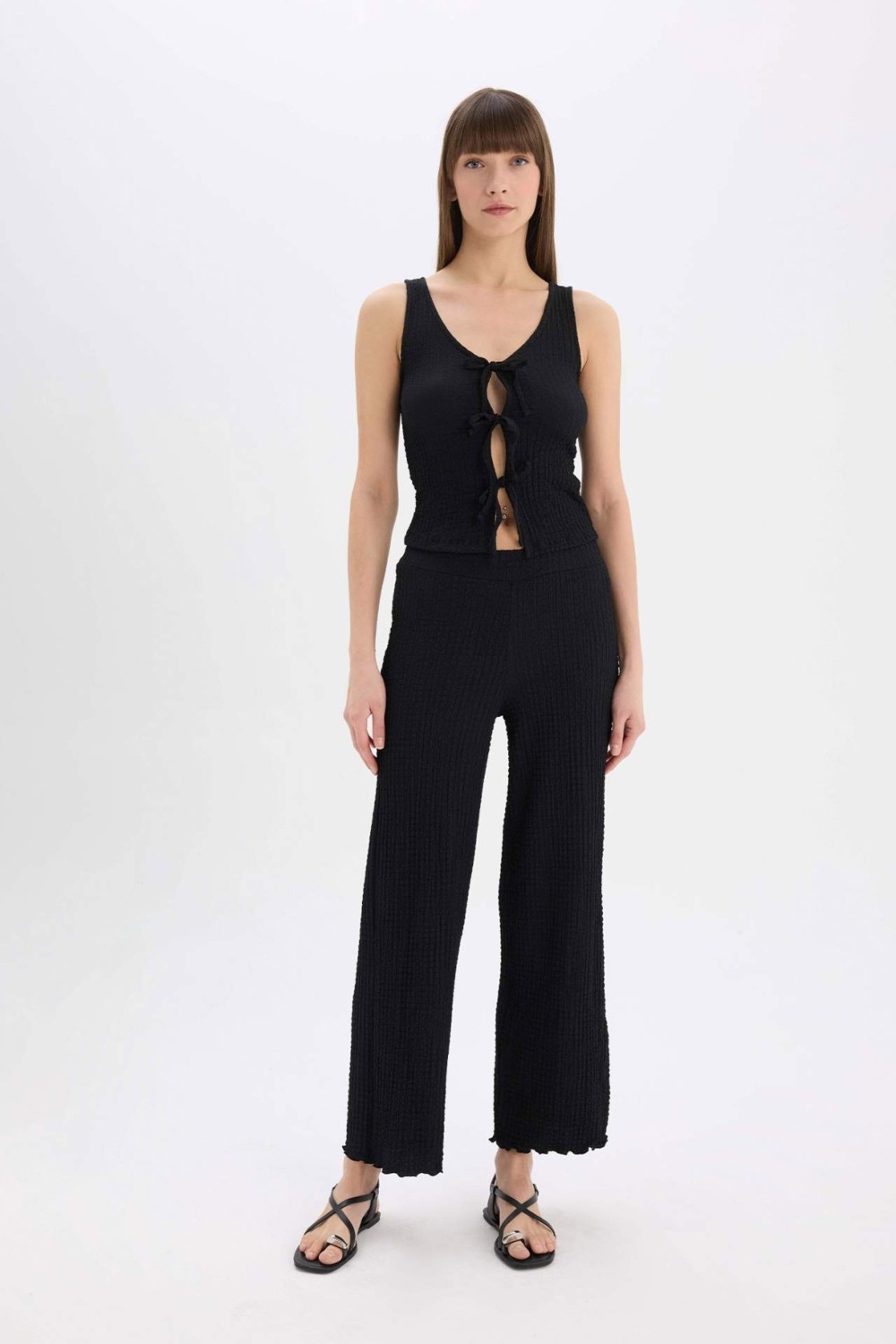 DeFacto Slim Fit Dar Kesim V Yaka Kırışık Dokulu Önü Bağlamalı Kolsuz Bluz D3568AX25SP görsel 8