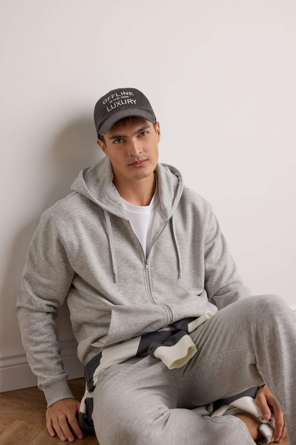 DeFacto Comfort Fit Kapüşonlu İçi Yumuşak Tüylü Basic Düz Cepli Kalın Fermuarlı Sweatshirt D7599AX25AU