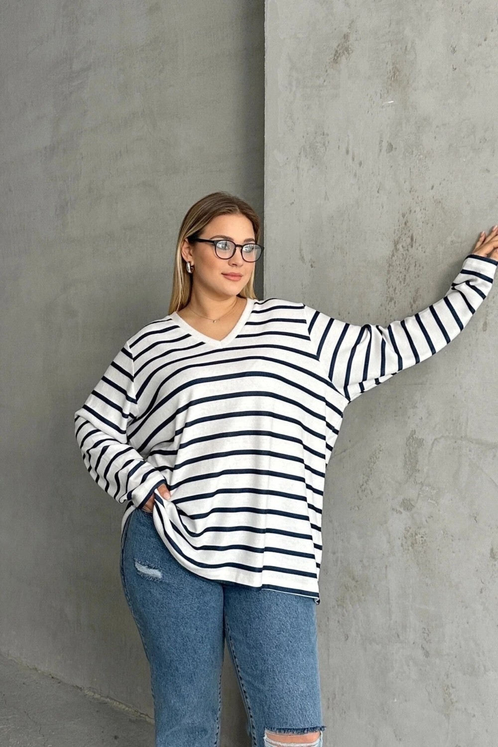 Mamayaga Kadın V Yaka Büyük Beden Oversize Kalıp Geniş Tunik Boy Yırtmaçlı Çizgili Uzun Kol Curve Yumoş Bluz