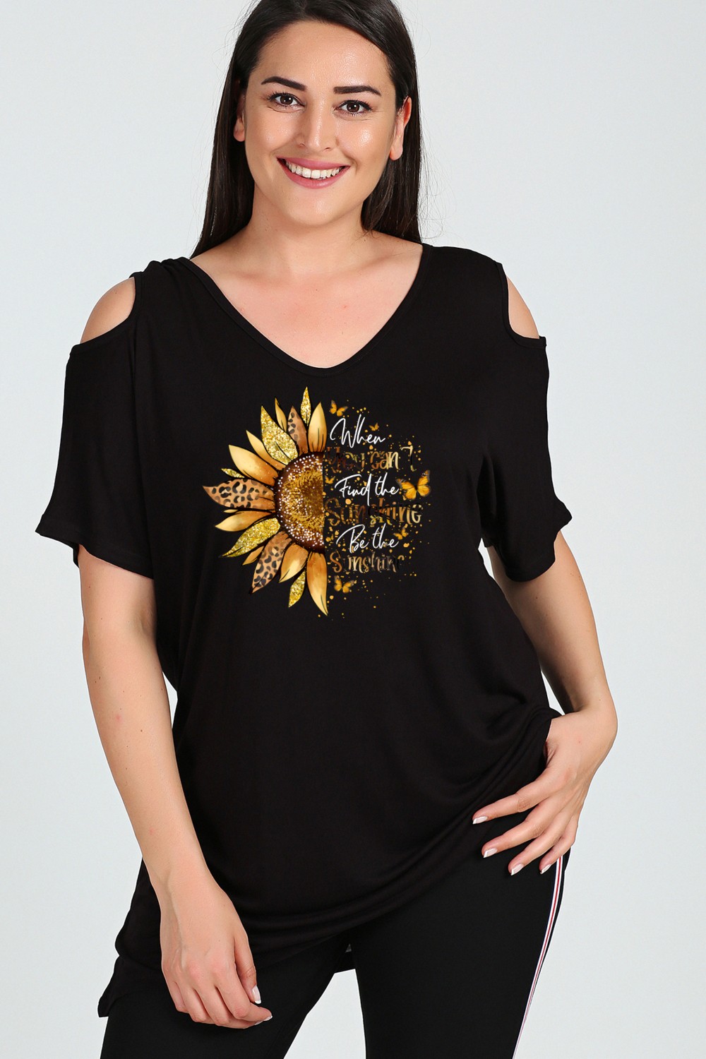 Curvy Trend Büyük Beden Be The Sunshine Baskılı Omuzu V Pencere Kısa Kol Bluz