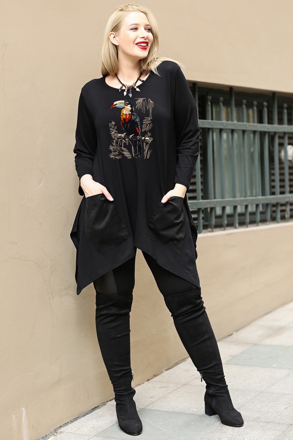 Curvy Trend Büyük Beden Tukan Baskılı Ön Cepli Yırtmaçlı Uzun Kol Tunik